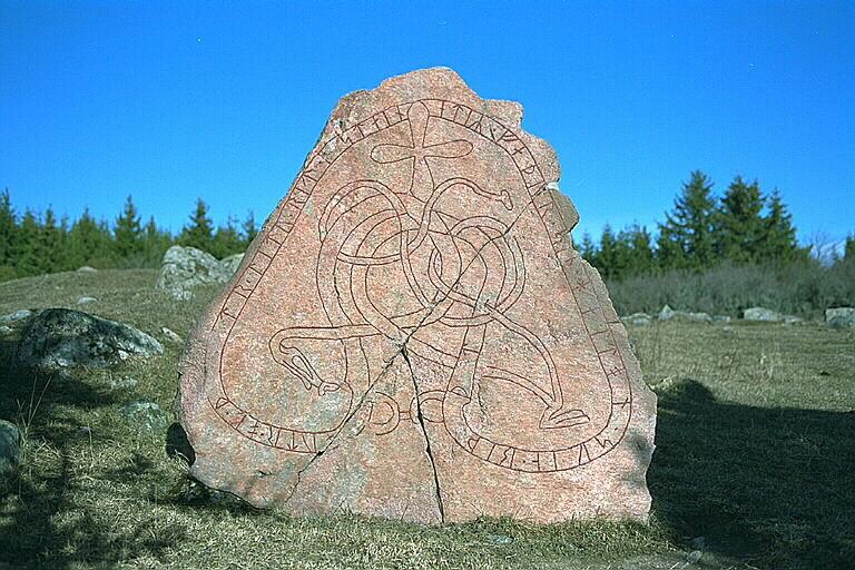 Runes written on runsten, röd fältspatsrik granit. Date: V